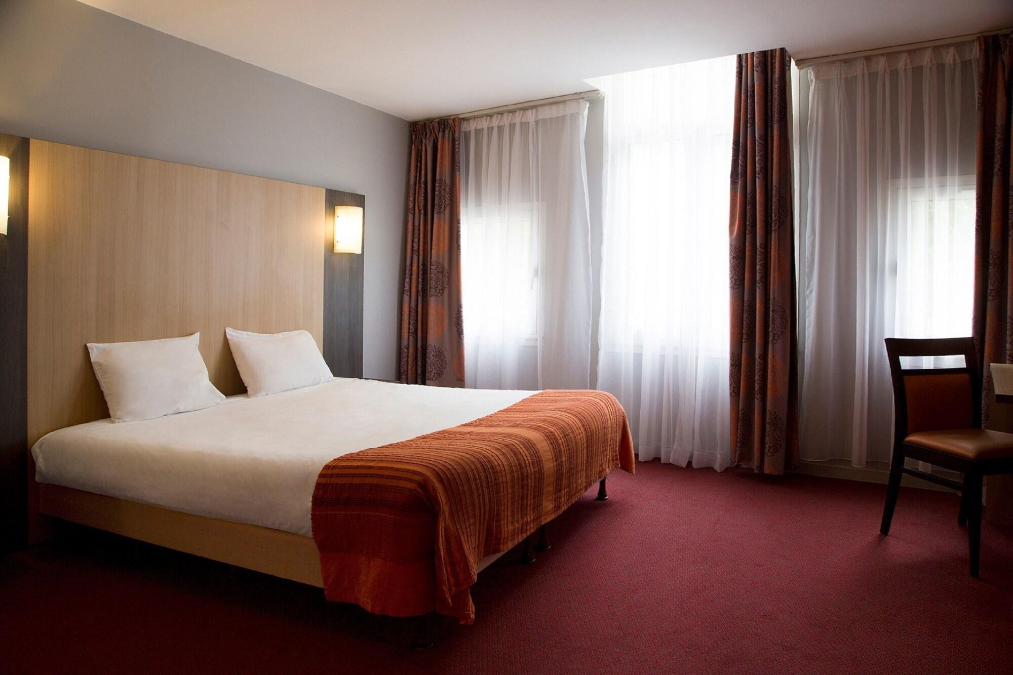 Brit Hotel Le Lion D'Or 希农 外观 照片