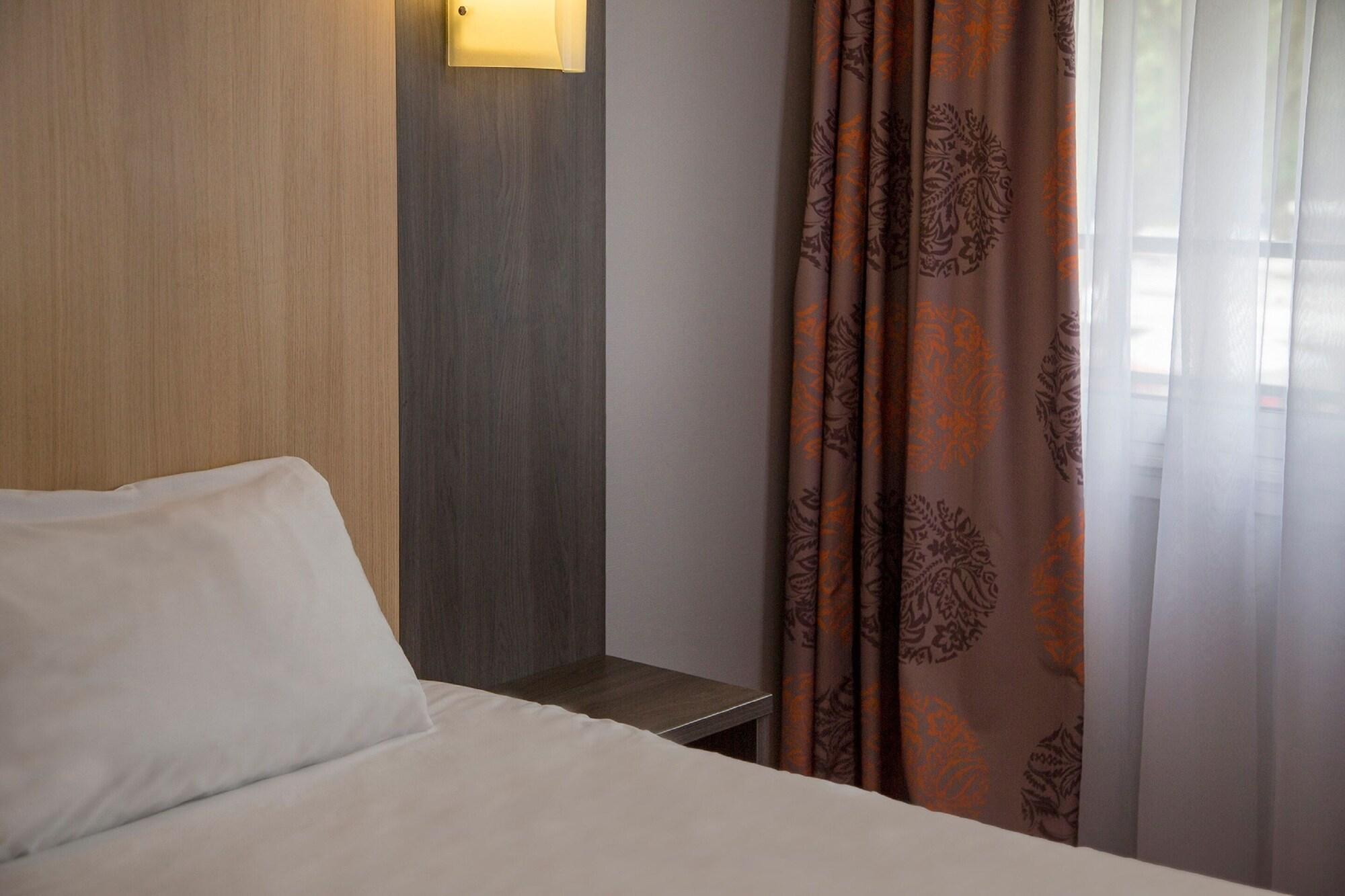 Brit Hotel Le Lion D'Or 希农 外观 照片