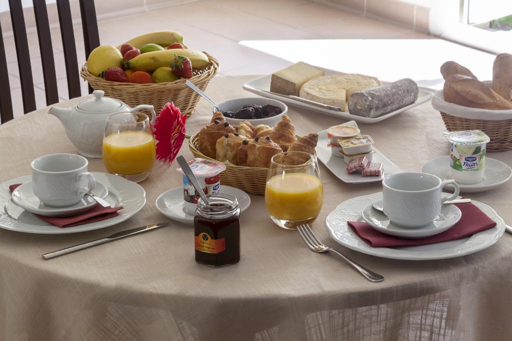 Brit Hotel Le Lion D'Or 希农 外观 照片